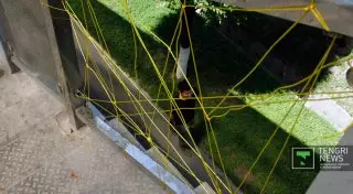 3-летняя девочка упала с пешеходного моста в Алматы из-за отсутствия боковой ограды