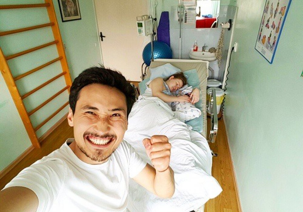 Мурат Мутурганов в родильной палате с женой и сыном. Фото со страницы артиста