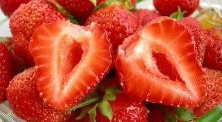 На рынках Астаны выявили клубнику с нитратами