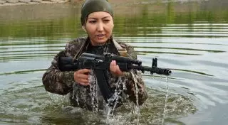 Женщинам-военнослужащим РК устроили заплыв с оружием в руках