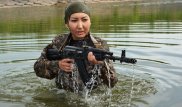 Женщинам-военнослужащим РК устроили заплыв с оружием в руках