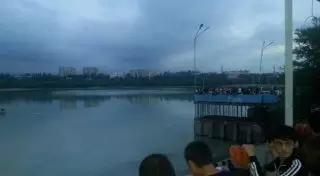 На Сайране на глазах у толпы утонул человек
