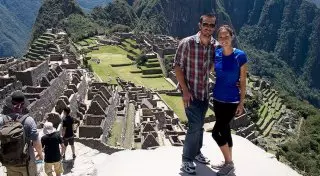 Эти двое все бросили и отправились путешествовать со своей кошкой