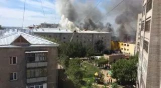 Кафе и пятиэтажный жилой дом горят в центре Петропавловска