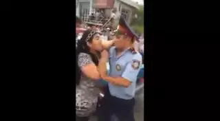Женщина с кулаками и матами набросилась на полицейских в Туркестане