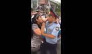 Женщина с кулаками и матами набросилась на полицейских в Туркестане