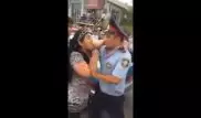 Женщина с кулаками и матами набросилась на полицейских в Туркестане