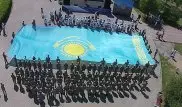 Самый большой флаг Казахстана пронесли по улицам Астаны