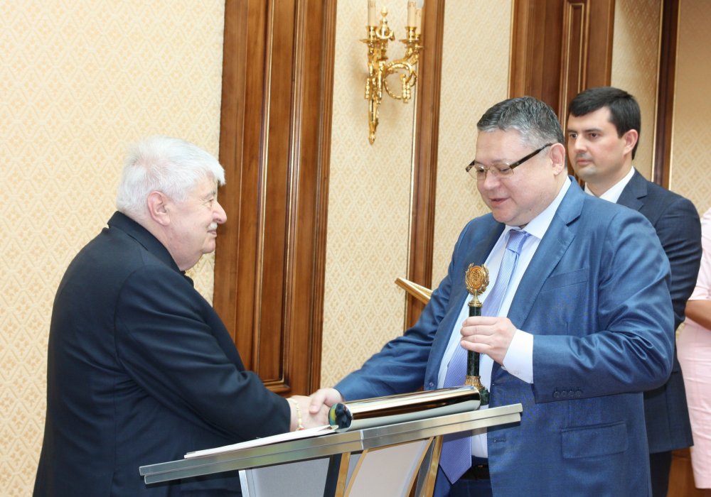 Гавриил Попов и чрезвычайный и полномочный посол РК в РФ Марат Тажин. Фото пресс-службы посольства РК в РФ