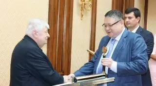 Назарбаев удостоен высшей награды Вольного экономического общества РФ