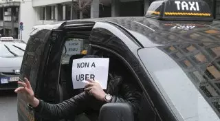 Руководители сервиса по онлайн-вызову такси задержаны во Франции