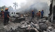 30 человек погибли при падении военного самолета на отель в Индонезии