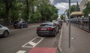 Дипломатов Казахстана уличили в парковке на велодорожке в Москве