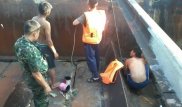 Парня затянуло под баржу во время купания в ВКО