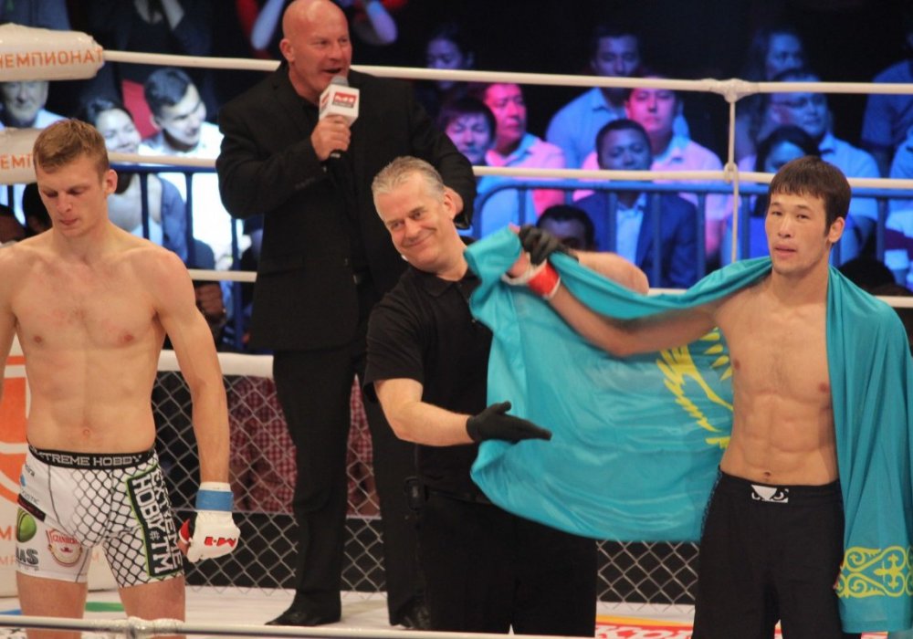 Казахстанец Шавкат Рахмонов одержал победу над соперником из Польши. © Vesti.kz