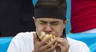 В Нью-Йорке определился новый чемпион по поеданию хот-догов