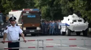 На митинге в Ереване продолжают участвовать около 15 человек