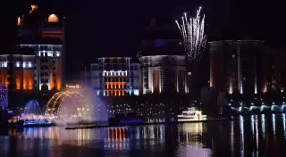 Тысячи огней озарили небо во время лазерного шоу в Астане