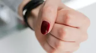 Женщина избила и ограбила девушку на автобусной остановке в Актау