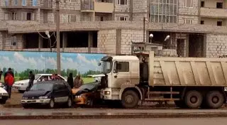 В ДТП с участием грузовика в Астане пострадал пассажир одного из припаркованных авто