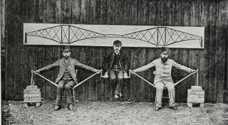 Как вы думаете, что делают трое мужчин на этом фото?