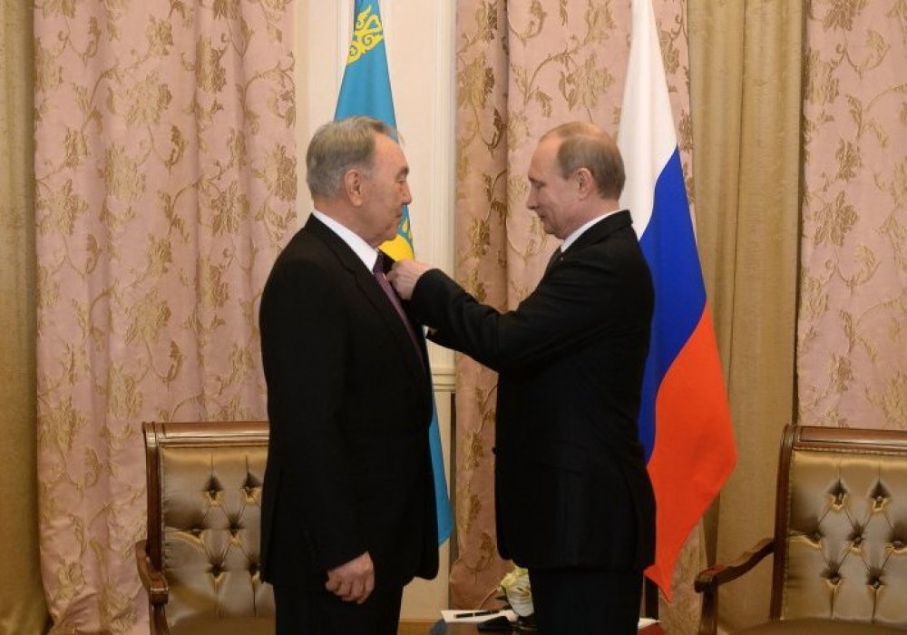 Путин вручает Назарбаеву Орден Александра Невского. © brics2015.ru