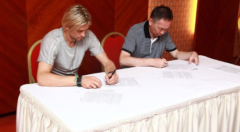 Анатолий Тимощук подписывает контракт с "Кайратом". © fckairat.kz