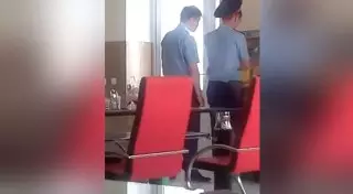 Полицейских Усть-Каменогорска засняли у игрового автомата