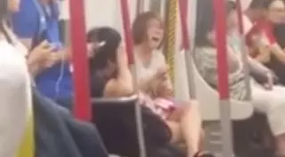 Девушка устроила истерику в метро из-за севшей батареи телефона