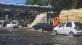 Авария на трубопроводе произошла на проспекте Сейфуллина в Алматы