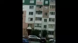 Голая женщина упала с балкона пятого этажа, спускаясь на простынях