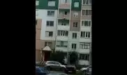 Голая женщина упала с балкона пятого этажа, спускаясь на простынях