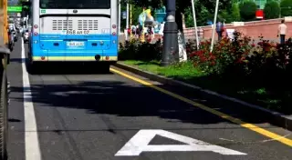 Почти 80 авто было отправлено на штрафстоянку за парковку на спецполосе для автобусов в Алматы