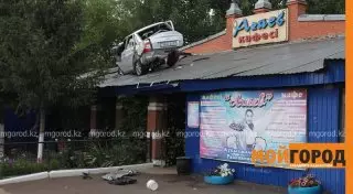 Авто залетело на крышу кафе в Уральске