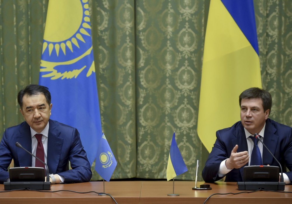 Бакытжан Сагинтаев и Геннадий Зубко. Фото пресс-службы кабинета министров Украины