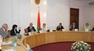 Претендент на пост президента Беларуси пришел в ЦИК пьяным