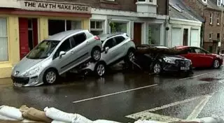 Наводнение в Шотландии смыло машины и оставило сотни семей без света