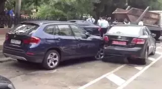 Пьяный водитель протаранил три авто посольства Казахстана