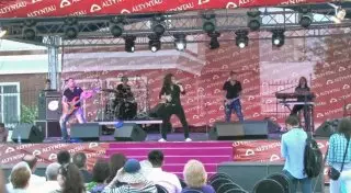 На концерте группы "Земляне" в Кокшетау рухнула часть сцены