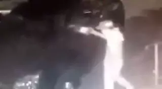 Поджигателя автомобилей в Алматы засняли на камеру