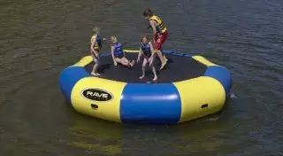 Батут с детьми унесло ветром в реку в Астане