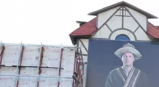 Светлаков в чапане "появился" на здании ресторана в Астане