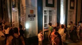 Алматинцы пели песни у старого дома, который планируют снести