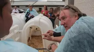 Александр Лукашенко научил Жерара Депардье косить траву