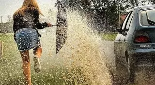 Обрызгавший грязью маму с коляской водитель оштрафован в Житикаре