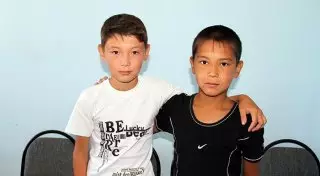 Двое школьников спасли тонущую женщину в Атырауской области