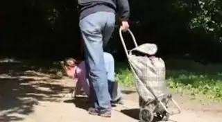 Ролик с ребенком на поводке вызвал жаркие споры в Рунете