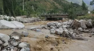 Плотина на реке Талгар перехватила сель