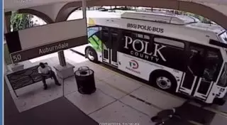 Пассажир в гневе протаранил автобус головой