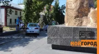 Автомобиль протаранил памятник Маншук Маметовой в Уральске